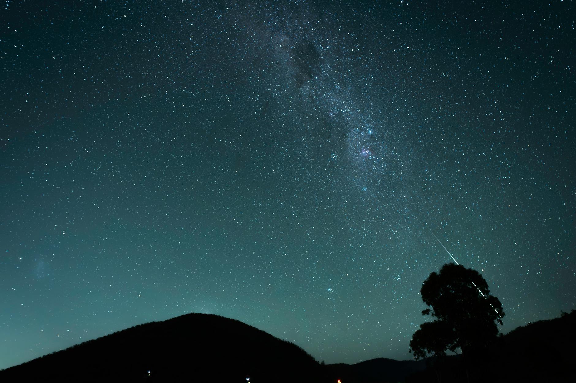 Will a Glorious Perseids Meteor Shower Be Washed Out by the Moon? Skywatchers Brace for August’s Cosmic Spectacle.