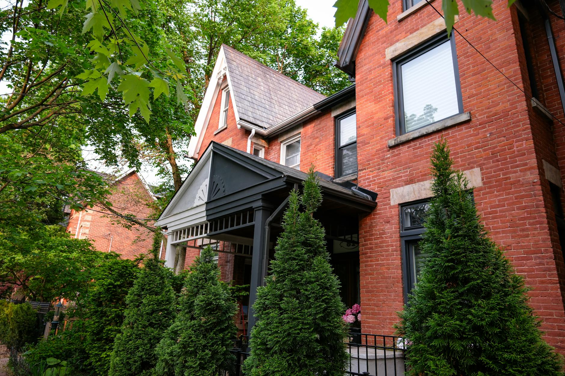 The Vanishing Millions: Ontario Real Estate Brokerage Collapse Leaves Agents and Clients in Uncertainty
