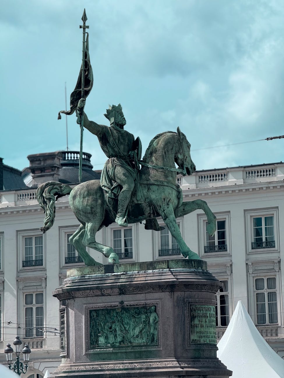 A Knight’s Slumber: Unearthing a Medieval Warrior Beneath a Modern Sweet Treat in Poland