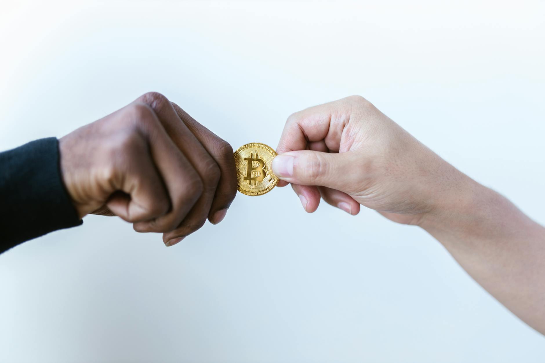 Bitcoin Holds Firm Above $118K Amidst Shifting Market Sentiment and Altcoin Dynamics